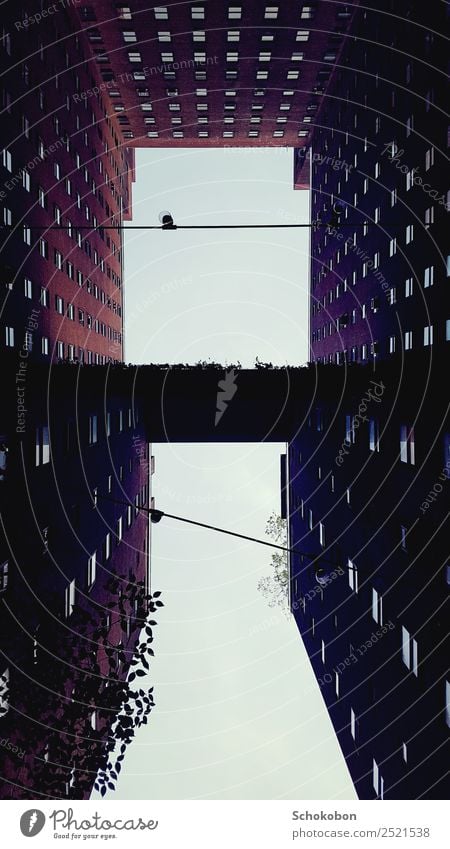 up Städtereise Haus Architektur Stadt Hauptstadt Stadtzentrum Hochhaus Gebäude Mauer Wand Fassade Balkon Fenster beobachten Häusliches Leben hoch Höhenangst