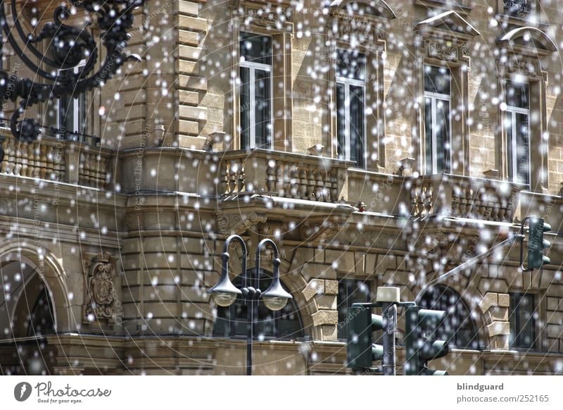 I Can't Stop The Rain Haus Bauwerk Architektur Stein Metall Wasser braun schwarz weiß Autofenster Wassertropfen Lampe frankfurter hof Frankfurt am Main Farbfoto