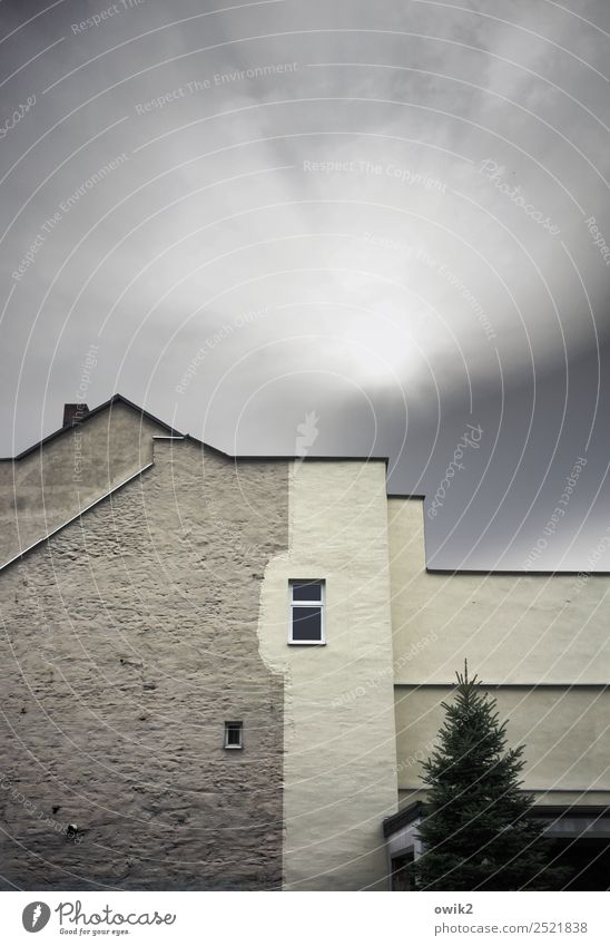 Chefposten Himmel Wolken Baum Kleinstadt Stadt bevölkert Haus Mauer Wand Fassade Fenster Dach Schornstein Giebelseite Dachgiebel eckig hoch oben Putzfassade