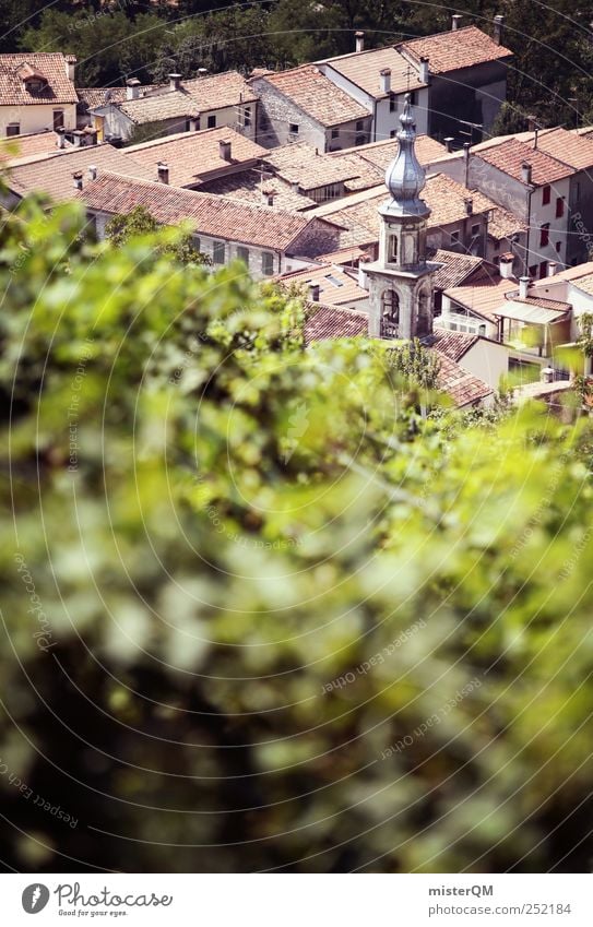 Weinsdorf. Umwelt Klima ästhetisch Weinberg Weinlese Weinbau Dorf Italien Italienisch Berghang steil Bergdorf Urlaubsort Dach Kirchturm Idylle abgelegen grün