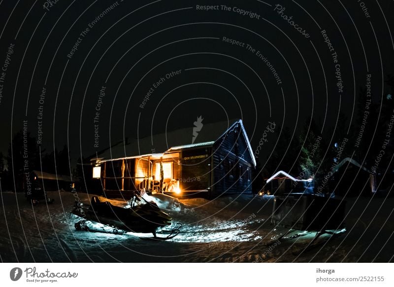 Holzhütte im Schnee bei Nacht Winter Haus Traumhaus Landschaft Nachthimmel Schneefall Hütte hell Idylle Frost heimwärts Szene Farbfoto Außenaufnahme