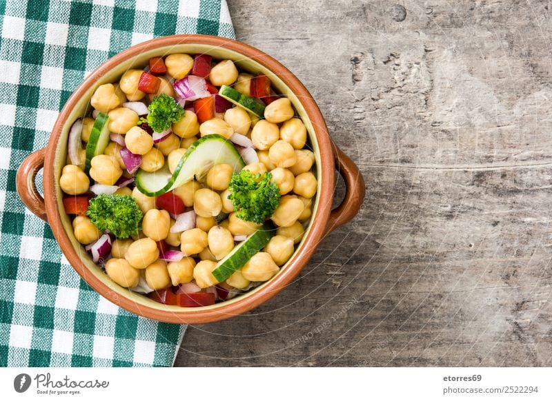 Kichererbsensalat in Schüssel auf Holzuntergrund Salatbeilage Gurke Salatgurke Zwiebel Brokkoli Gemüse Vegane Ernährung Vegetarische Ernährung Paprika Pfeffer