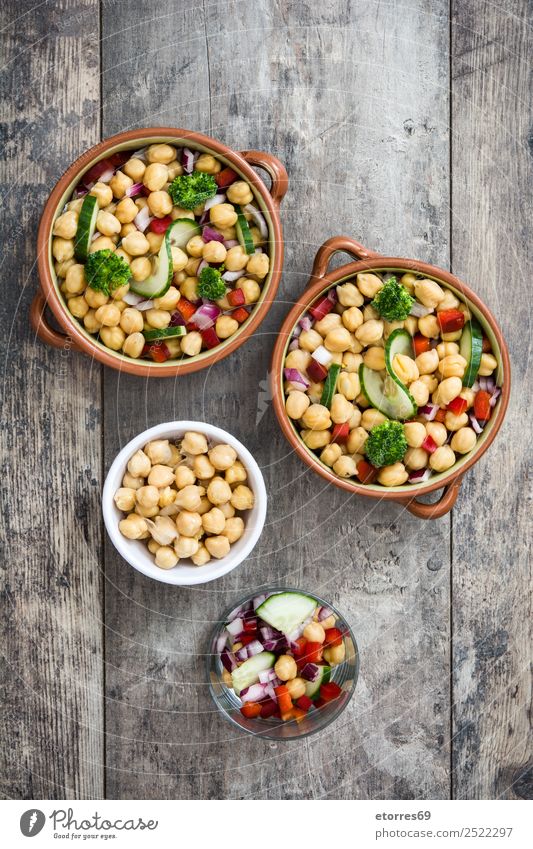 Kichererbsensalat in Schüssel auf Holzuntergrund Lebensmittel Gemüse Ernährung Mittagessen Vegetarische Ernährung Diät Schalen & Schüsseln Gesundheit