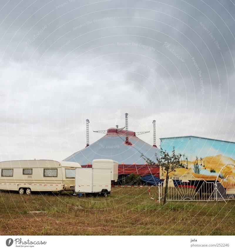 circus Himmel Wolken Pflanze Baum Gras Bauwerk Lastwagen Wohnwagen Anhänger trist Zelt Zirkus Zirkuszelt Zirkuswagen Farbfoto Außenaufnahme Menschenleer