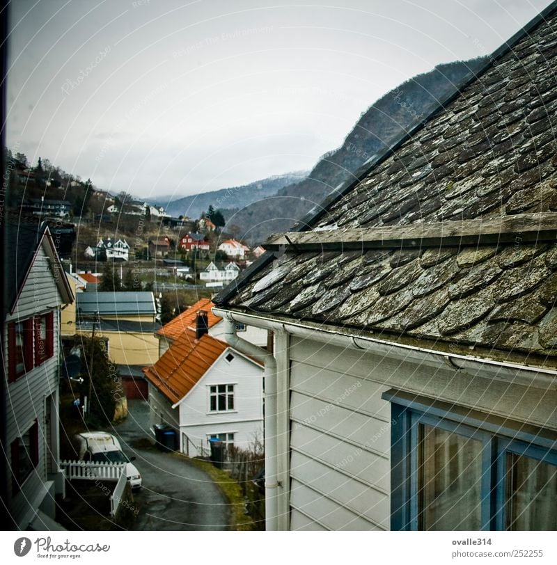 Sogn og Fjordane Europa Dorf Kleinstadt Stadtrand Skyline bevölkert Haus Einfamilienhaus Bauwerk Gebäude Architektur Mauer Wand Fassade Balkon Fenster Dach alt