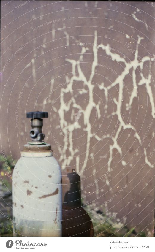 lost bottles Gasflaschen kaputt blau braun gelb grau grün schwarz Idylle einzigartig nachhaltig Umwelt Umweltverschmutzung Verfall Vergangenheit Vergänglichkeit