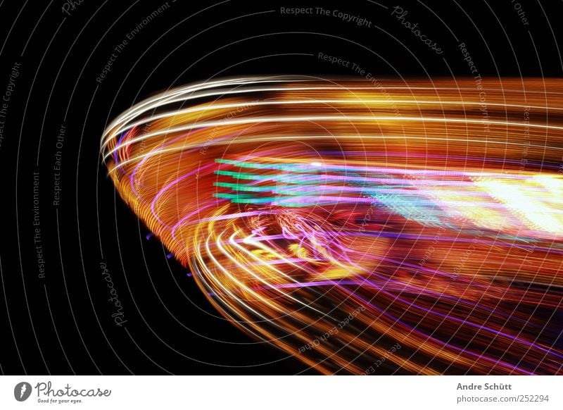 traces Energiekrise Bewegung drehen leuchten schaukeln schön Geschwindigkeit mehrfarbig Freude Coolness Kraft beweglich Jahrmarkt Karussell Lichtspiel