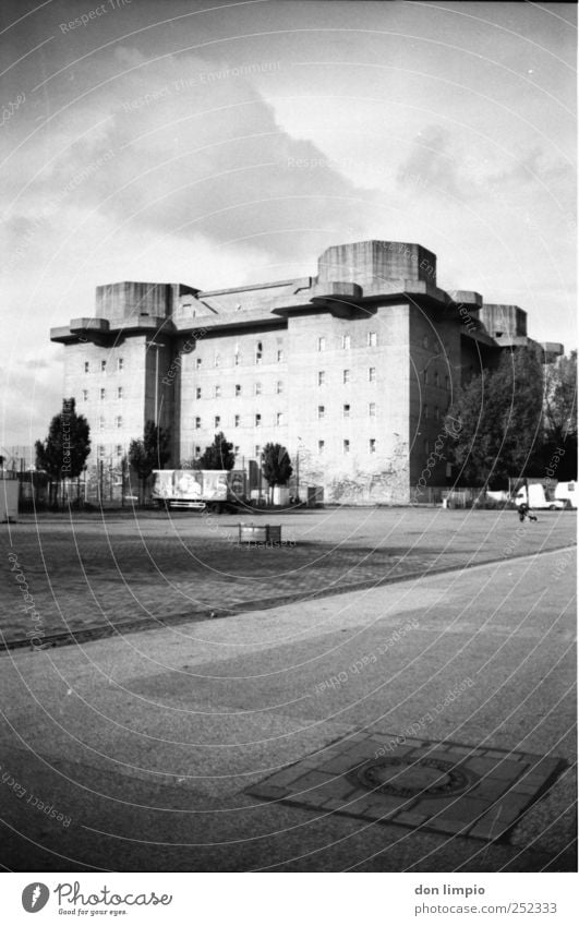 bunker St. Pauli Stadtzentrum Turm Bauwerk Gebäude Bunker Flagtürme Gefechtstürme Beton alt dunkel eckig gigantisch groß historisch Schutz Krieg Sicherheit