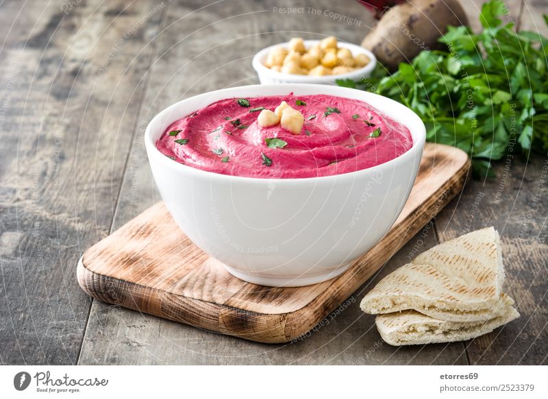 Rübenhummus Lebensmittel Gesunde Ernährung Speise Foodfotografie Brot Vegetarische Ernährung Diät Schalen & Schüsseln Tisch Holz frisch Hummus Rote Beete