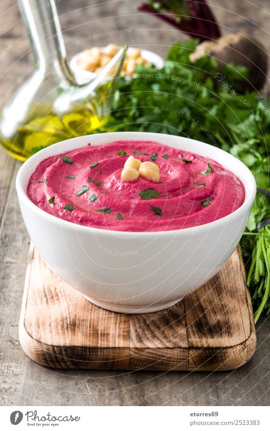 Rübenhummus und Zutaten Hummus Rote Beete Lebensmittel Gesunde Ernährung Speise Foodfotografie Vegetarische Ernährung Zitrone Koriander Tisch Vegane Ernährung