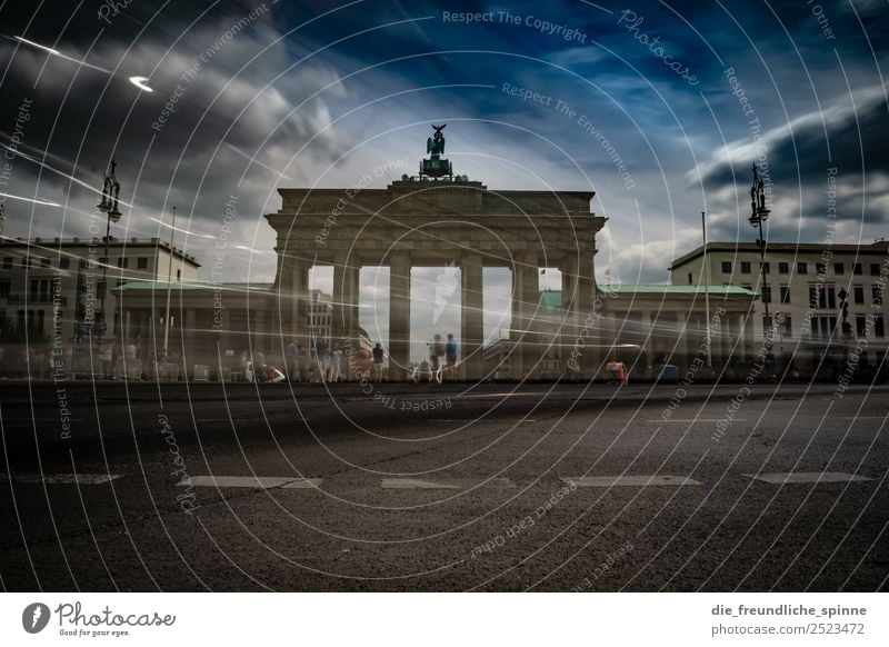 Dramatik am Brandenburger Tor Mensch Menschengruppe Menschenmenge Kunst Skulptur Architektur Wolken Sommer Wind Berlin Deutschland Europa Stadt Hauptstadt