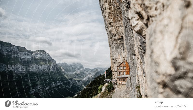 Aescher-Wildkirchli Umwelt Natur Himmel Sommer Schönes Wetter Felsen Alpen Berge u. Gebirge Hütte Sehenswürdigkeit außergewöhnlich Bekanntheit äscher