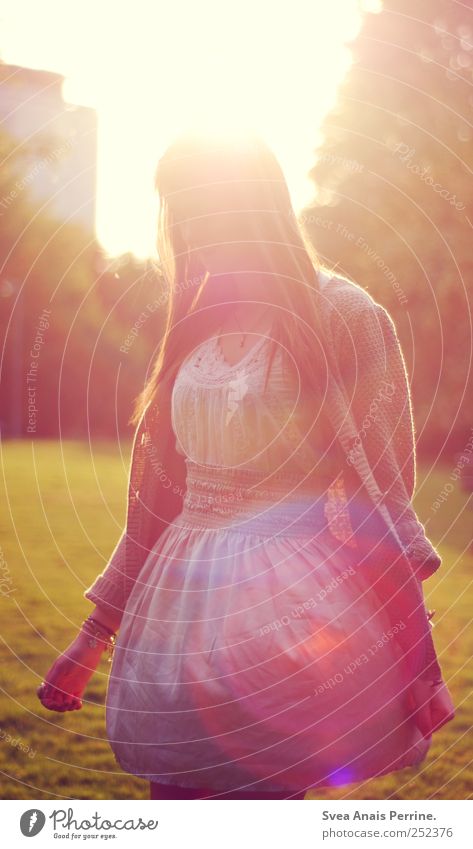 in gedenken an schöne warme tage ^^ feminin Junge Frau Jugendliche 1 Mensch 18-30 Jahre Erwachsene Frühling Sommer Schönes Wetter Park Wiese Mode Rock Kleid