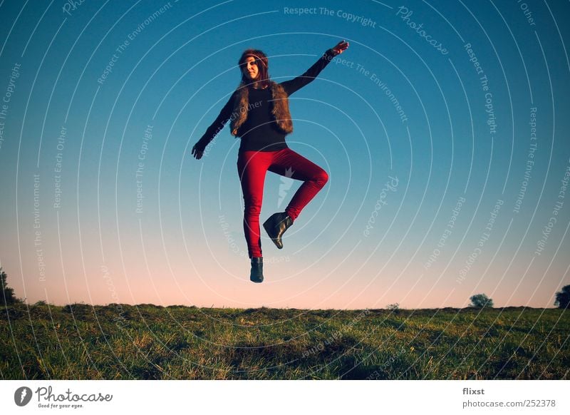 himmlisch elegant Mensch Junge Frau Jugendliche 1 18-30 Jahre Erwachsene Landschaft Wolkenloser Himmel Sommer Schönes Wetter Wiese Tanzen Leidenschaft Schweben