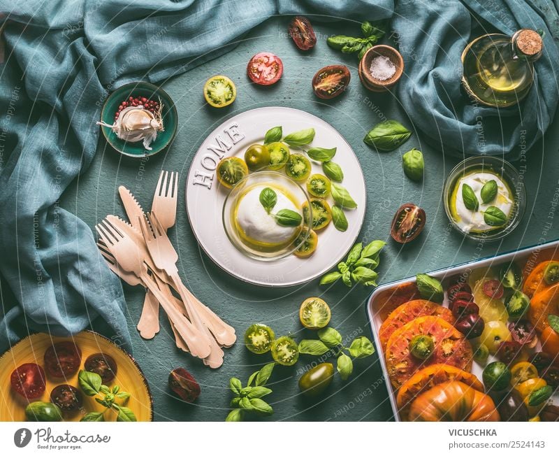 Mozzarella auf Teller mit bunte Tomaten und Besteck Lebensmittel Käse Gemüse Ernährung Mittagessen Abendessen Büffet Brunch Bioprodukte Vegetarische Ernährung