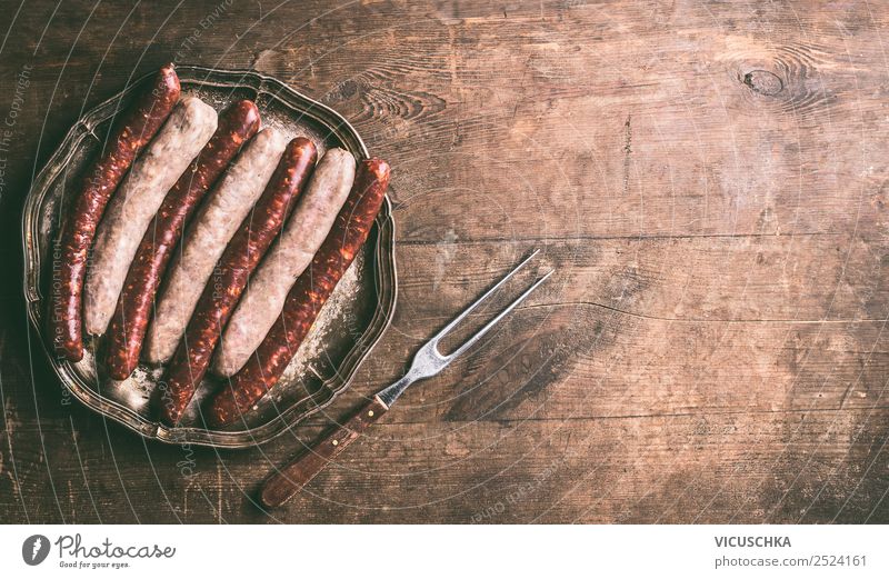 Bratwürste mit Fleischgabel Lebensmittel Wurstwaren Ernährung Geschirr Design Tisch Grill Stil Hintergrundbild Bratwurst Auswahl Gabel Holztisch Grillen