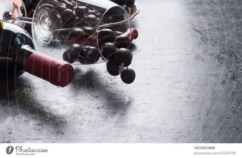 Weinglas mit roten Trauben und Flasche Rotwein Lebensmittel Frucht Getränk Alkohol Glas kaufen Stil Design Veranstaltung Restaurant Business Fahne