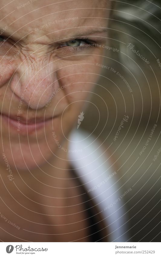 Crinkle feminin Kopf Haare & Frisuren Gesicht Auge Nase 1 Mensch Schönes Wetter blond lustig natürlich verrückt Stimmung Freude Leben Farbfoto Außenaufnahme