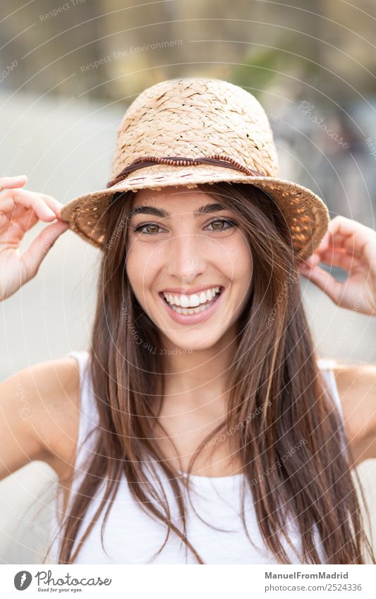 Porträt junge Frau im Freien Sommer lächelnd Lifestyle elegant Freude Glück schön Gesicht Mensch Erwachsene Mode Kleid Hut brünett Lächeln stehen weiß Gefühle