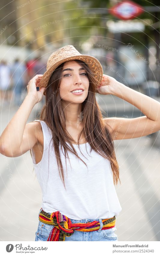 Porträt junge Frau im Freien Sommer lächelnd Lifestyle elegant Freude Glück schön Gesicht Mensch Erwachsene Mode Kleid Hut brünett Lächeln stehen weiß Großstadt