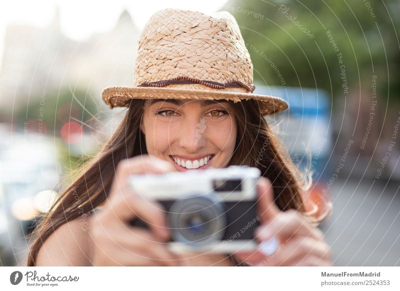 attraktive junge Frau beim Fotografieren im Freien Lifestyle Freude schön Freizeit & Hobby Ferien & Urlaub & Reisen Sommer Fotokamera Technik & Technologie