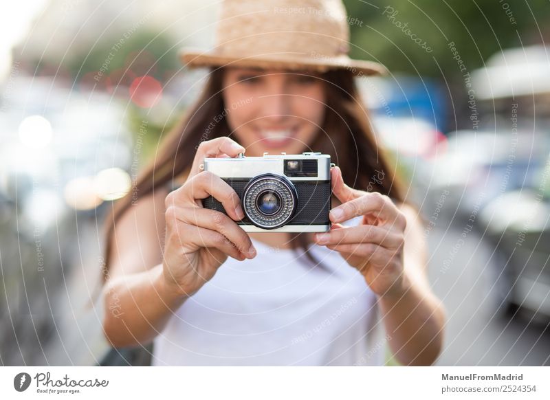 attraktive junge Frau beim Fotografieren im Freien Lifestyle Freude schön Freizeit & Hobby Ferien & Urlaub & Reisen Sommer Fotokamera Technik & Technologie