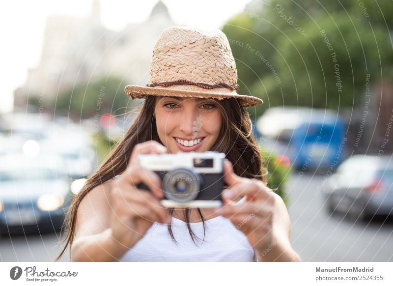 attraktive junge Frau beim Fotografieren im Freien Lifestyle Freude schön Freizeit & Hobby Ferien & Urlaub & Reisen Sommer Fotokamera Technik & Technologie