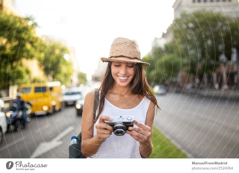 attraktive junge Frau beim Fotografieren im Freien Stil Freude schön Freizeit & Hobby Ferien & Urlaub & Reisen Sommer Fotokamera Technik & Technologie