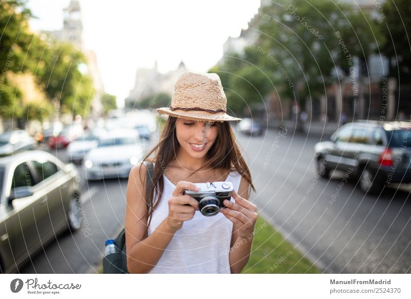 attraktive junge Frau beim Fotografieren im Freien Stil Freude schön Freizeit & Hobby Ferien & Urlaub & Reisen Sommer Fotokamera Technik & Technologie