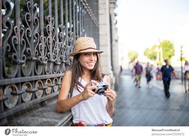 attraktive junge Frau beim Fotografieren im Freien Lifestyle Stil Freude schön Freizeit & Hobby Ferien & Urlaub & Reisen Sommer Fotokamera Technik & Technologie