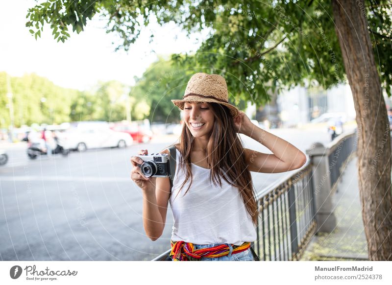 attraktive junge Frau beim Fotografieren im Freien Lifestyle Stil Freude schön Freizeit & Hobby Ferien & Urlaub & Reisen Sommer Fotokamera Technik & Technologie