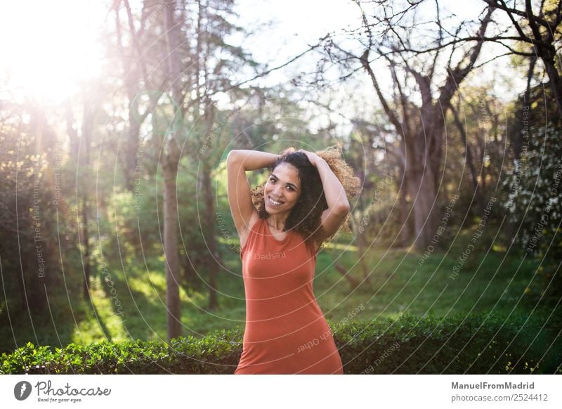 fröhliche schwarze Afrofrau im Freien Lifestyle Freude Glück schön Gesicht Freizeit & Hobby Freiheit Sommer Sonne Fotokamera Mensch Frau Erwachsene Natur Baum