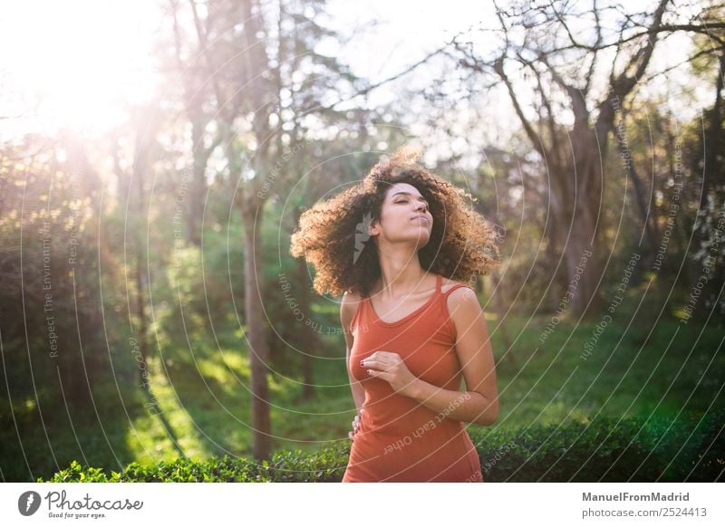 fröhliche schwarze Afrofrau im Freien Lifestyle Freude Glück schön Gesicht Freizeit & Hobby Freiheit Sommer Sonne Mensch Frau Erwachsene Natur Baum Gras Park