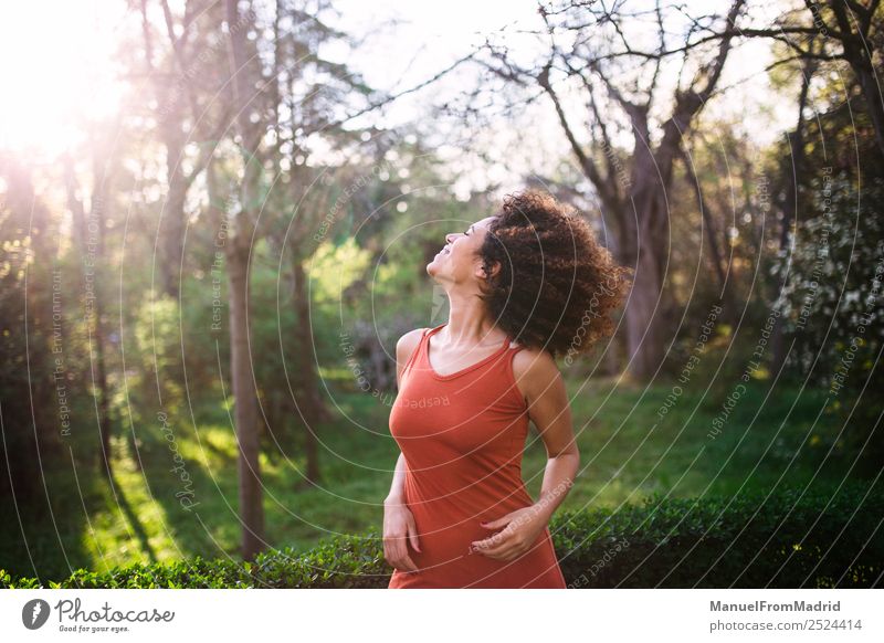 fröhliche schwarze Afrofrau im Freien Lifestyle Freude Glück schön Gesicht Freizeit & Hobby Freiheit Sommer Sonne Mensch Frau Erwachsene Natur Baum Gras Park