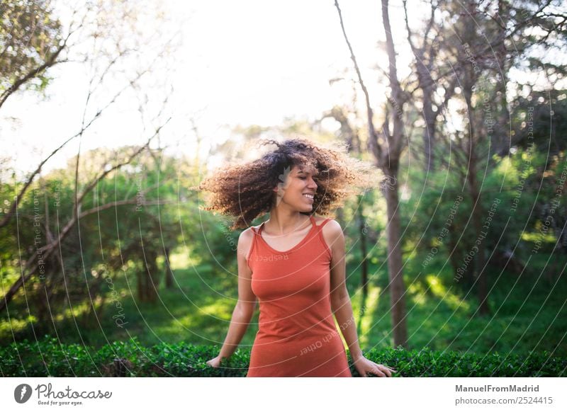 fröhliche schwarze Afrofrau im Freien Lifestyle Freude Glück schön Gesicht Freizeit & Hobby Freiheit Sommer Sonne Mensch Frau Erwachsene Natur Baum Gras Park