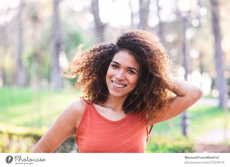 fröhliche schwarze Afrofrau im Freien Lifestyle Freude Glück schön Gesicht Freizeit & Hobby Freiheit Sommer Sonne Fotokamera Mensch Frau Erwachsene Natur Baum