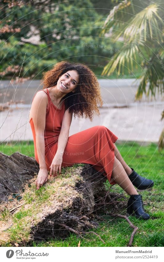 fröhliche schwarze Afrofrau im Freien Lifestyle Freude Glück schön Gesicht Freizeit & Hobby Freiheit Sommer Sonne Fotokamera Mensch Frau Erwachsene Natur Baum