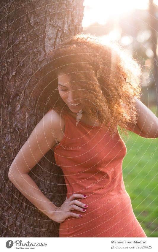 fröhliche schwarze Afrofrau im Freien Lifestyle Freude Glück schön Gesicht Freizeit & Hobby Freiheit Sommer Sonne Mensch Frau Erwachsene Natur Baum Gras Park