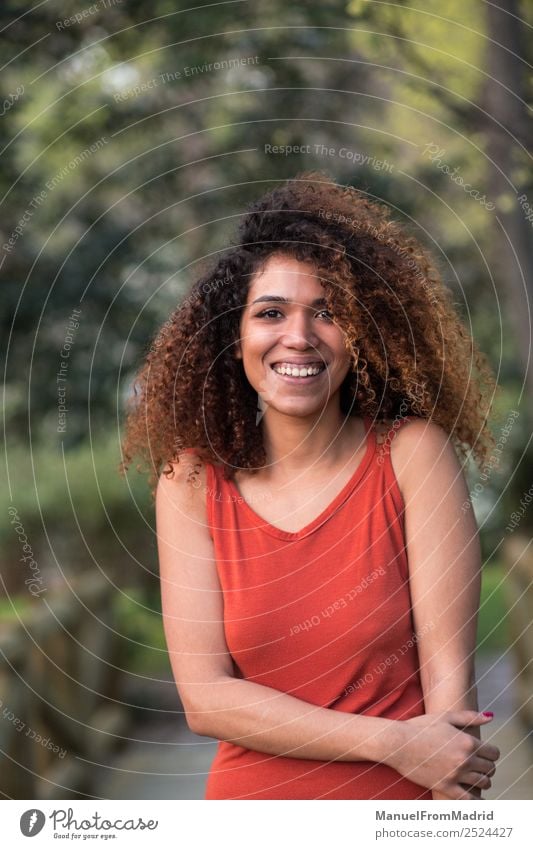 fröhliche schwarze Afrofrau im Freien Lifestyle Freude Glück schön Gesicht Freizeit & Hobby Freiheit Sommer Sonne Fotokamera Mensch Frau Erwachsene Natur Baum