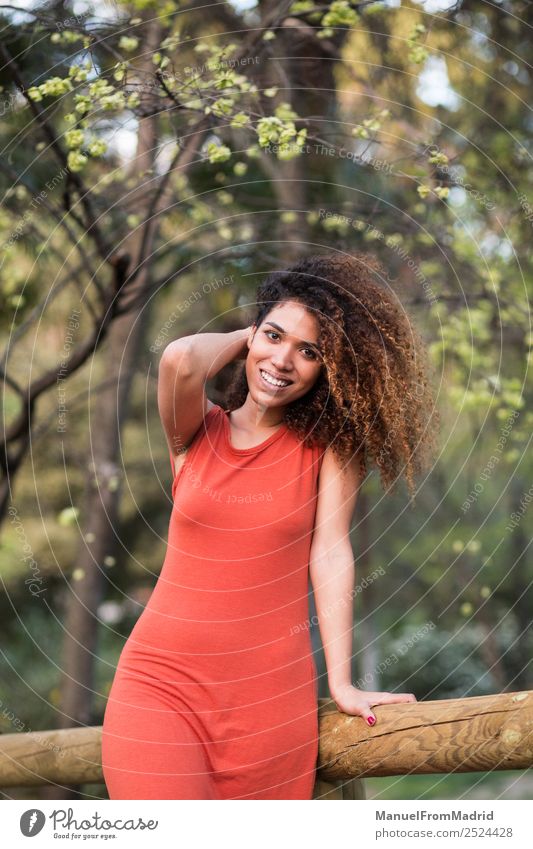 fröhliche schwarze Afrofrau im Freien Lifestyle Freude Glück schön Gesicht Freizeit & Hobby Freiheit Sommer Sonne Fotokamera Mensch Frau Erwachsene Natur Baum