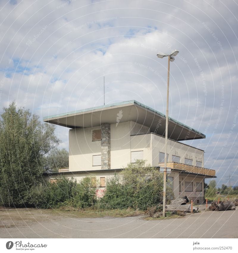 eventlocation Himmel Pflanze Baum Sträucher Haus Bauwerk Gebäude Architektur trist Fünfziger Jahre Sechziger Jahre Farbfoto Außenaufnahme Menschenleer Tag