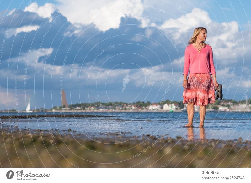 Frau steht in der Kieler Förde mit Blick zur Seite Ferien & Urlaub & Reisen Tourismus Ferne Sommer Sommerurlaub Strand Meer Mensch feminin Erwachsene Leben 1