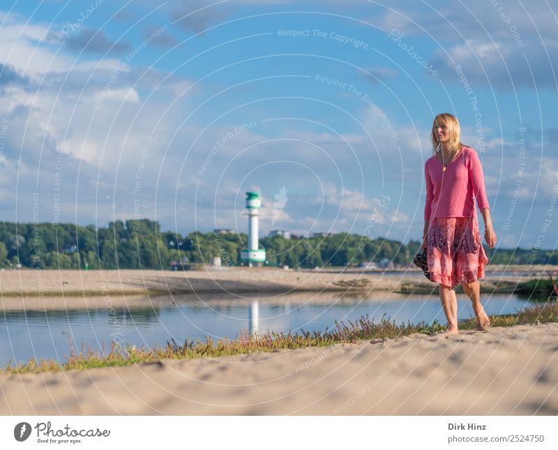 Frau am Strand von Friedrichsort Ferien & Urlaub & Reisen Tourismus Sommer Sommerurlaub Meer Mensch feminin Erwachsene Mutter Leben 1 45-60 Jahre Mode Rock