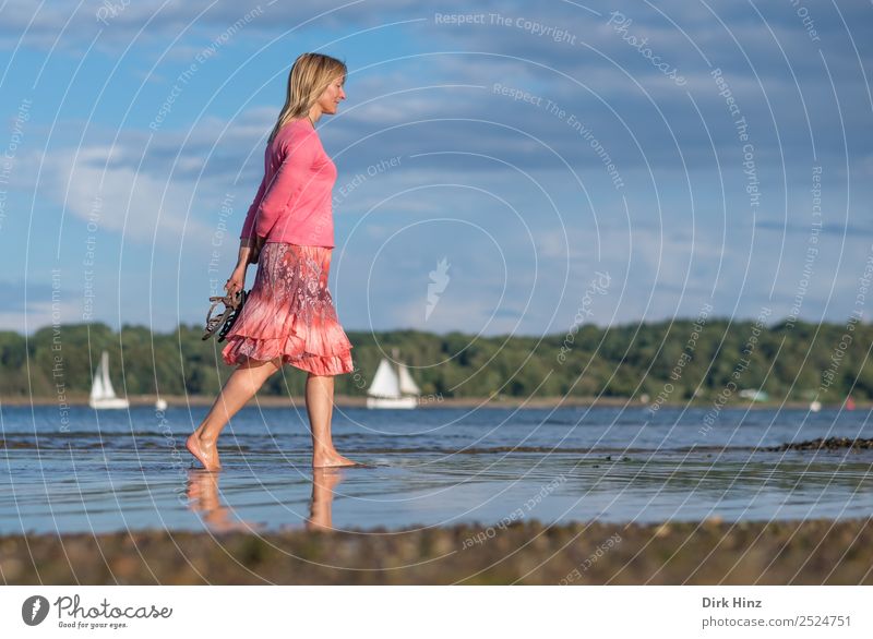 Frau wandert barfuß am Kieler Ostseestrand Wohlgefühl Ferien & Urlaub & Reisen Tourismus Ferne Freiheit Sommer Sommerurlaub Strand Meer Mensch feminin