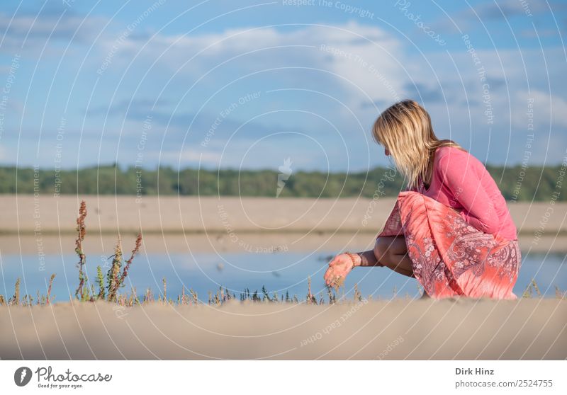 Frau hockt am Ostseestrand Ferien & Urlaub & Reisen Tourismus Sommer Sommerurlaub Strand Meer Mensch feminin Erwachsene Mutter Leben 1 45-60 Jahre Rock blond