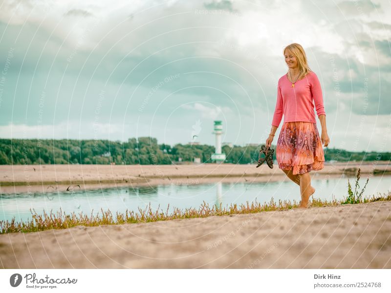 Frau wandert barfuß am Ostseestrand Lifestyle Stil Ferien & Urlaub & Reisen Ausflug Sommer Sommerurlaub Strand Meer Mensch feminin Erwachsene Mutter Leben 1