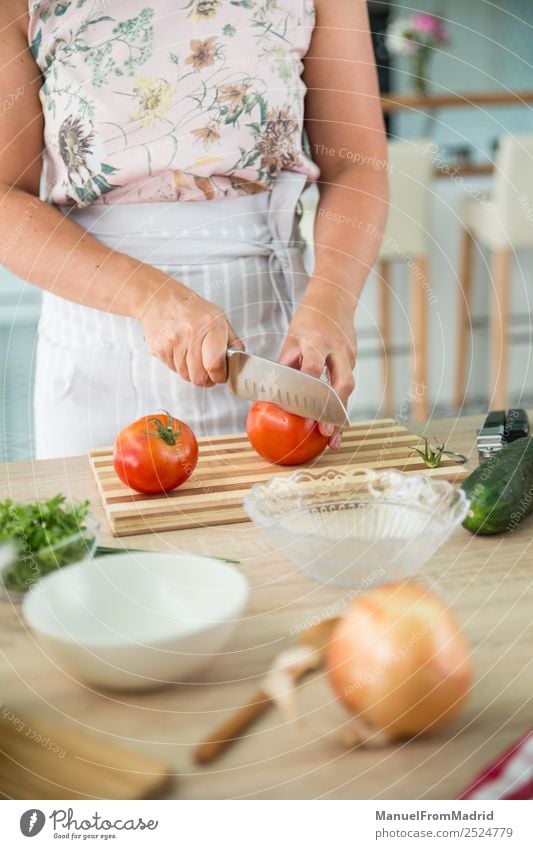 Frau bereitet eine Gazpacho vor Gemüse Suppe Eintopf Kräuter & Gewürze Abendessen Vegetarische Ernährung Diät Schalen & Schüsseln Tisch Küche Erwachsene Hand