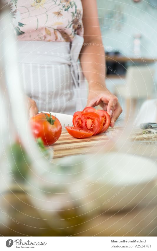 Frau bereitet eine Gazpacho vor Gemüse Suppe Eintopf Kräuter & Gewürze Abendessen Vegetarische Ernährung Diät Schalen & Schüsseln Tisch Küche Erwachsene Hand