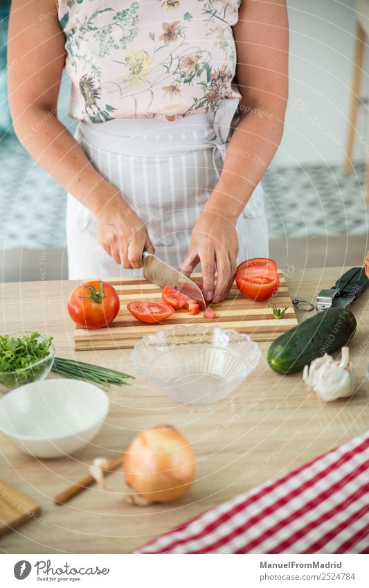 Frau bereitet eine Gazpacho vor Gemüse Suppe Eintopf Kräuter & Gewürze Abendessen Vegetarische Ernährung Diät Schalen & Schüsseln Tisch Küche Erwachsene Hand