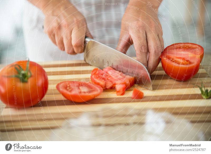 Frau bereitet eine Gazpacho vor Gemüse Suppe Eintopf Kräuter & Gewürze Abendessen Vegetarische Ernährung Diät Schalen & Schüsseln Tisch Küche Erwachsene Hand